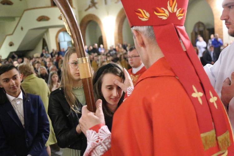 Bierzmowanie młodych z parafii kolejowej