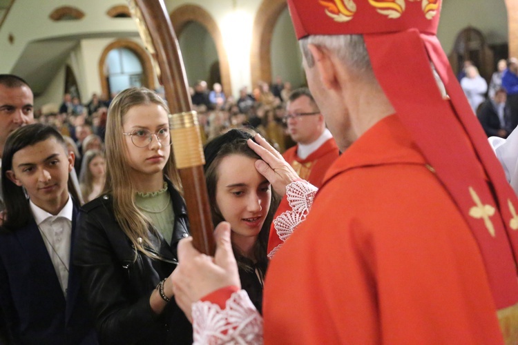 Bierzmowanie młodych z parafii kolejowej