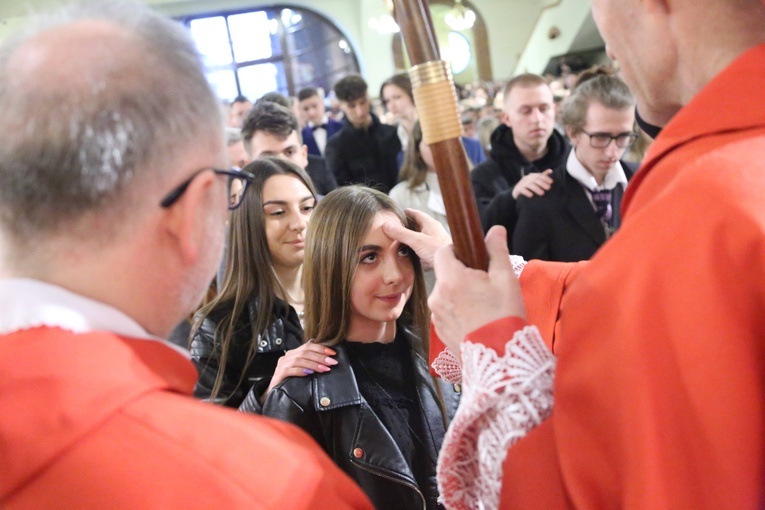 Bierzmowanie młodych z parafii kolejowej