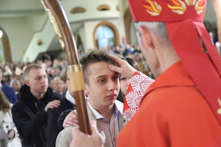 Bierzmowanie młodych z parafii kolejowej