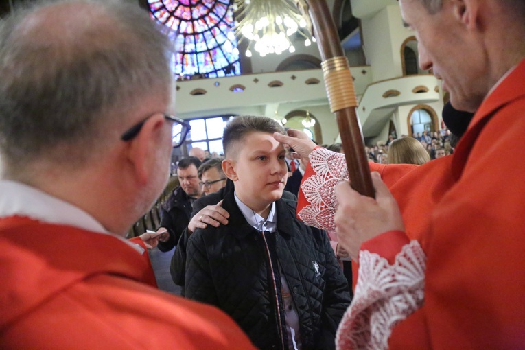 Bierzmowanie młodych z parafii kolejowej