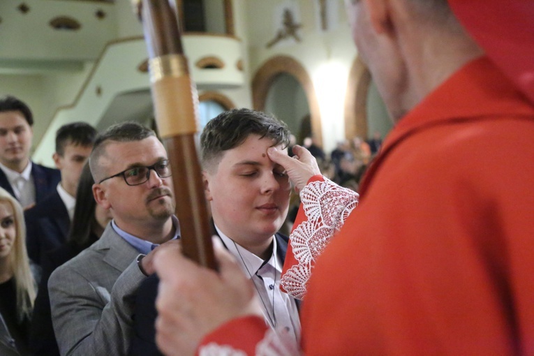 Bierzmowanie młodych z parafii kolejowej