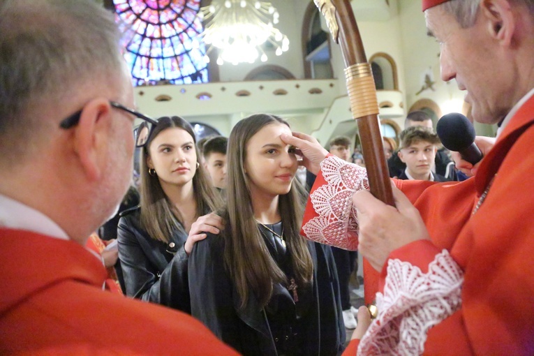 Bierzmowanie młodych z parafii kolejowej