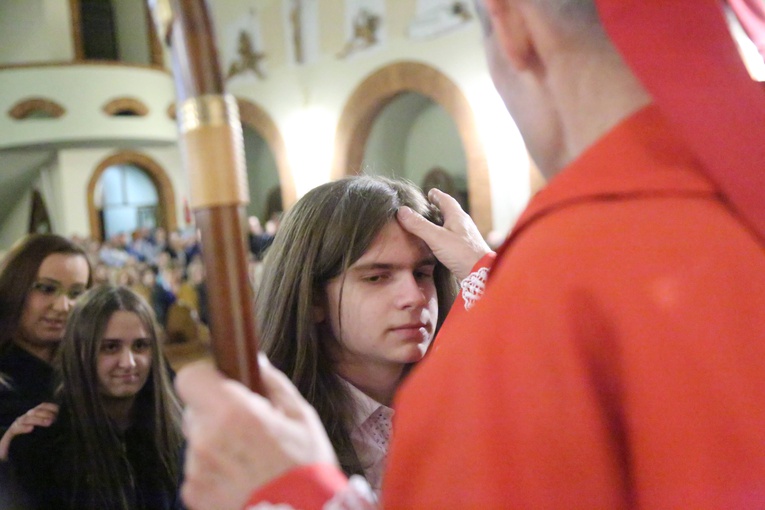 Bierzmowanie młodych z parafii kolejowej