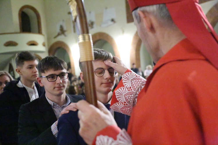 Bierzmowanie młodych z parafii kolejowej