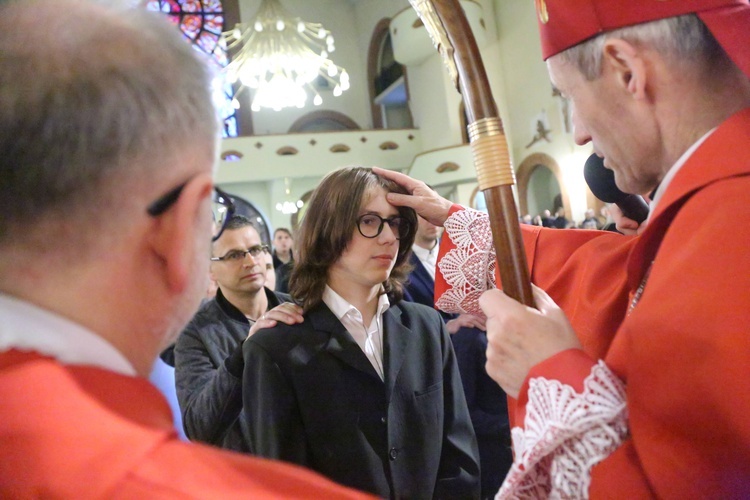 Bierzmowanie młodych z parafii kolejowej