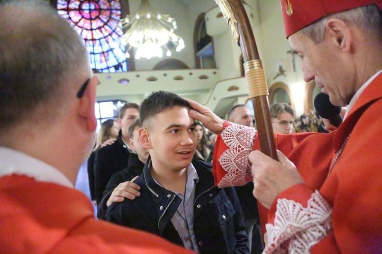 Bierzmowanie młodych z parafii kolejowej