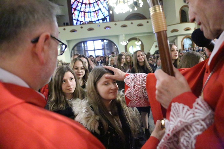 Bierzmowanie młodych z parafii kolejowej