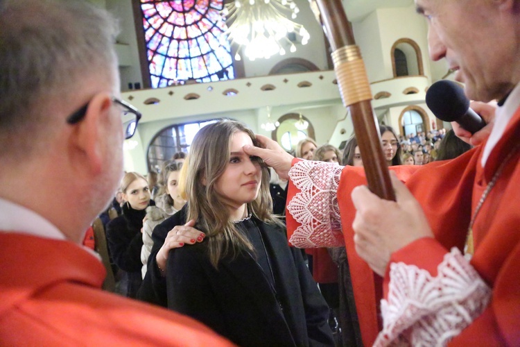 Bierzmowanie młodych z parafii kolejowej