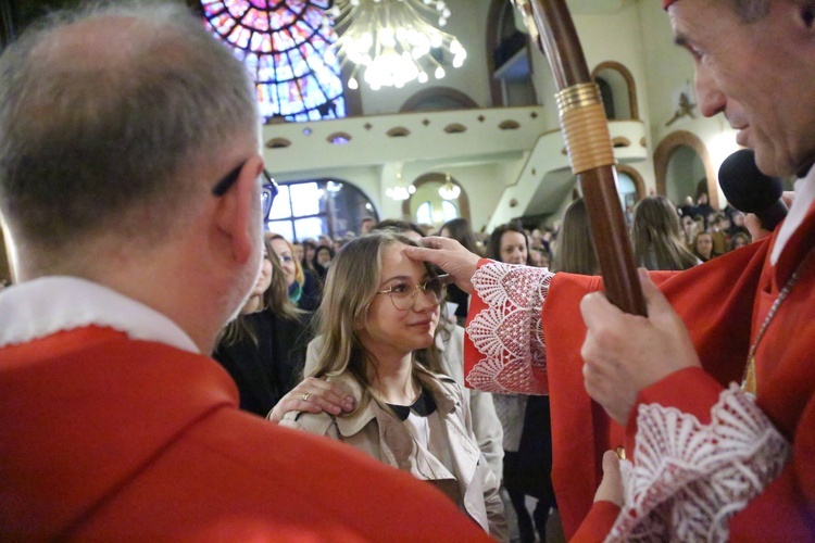 Bierzmowanie młodych z parafii kolejowej