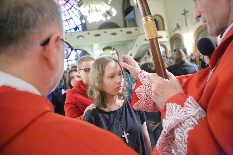 Bierzmowanie młodych z parafii kolejowej