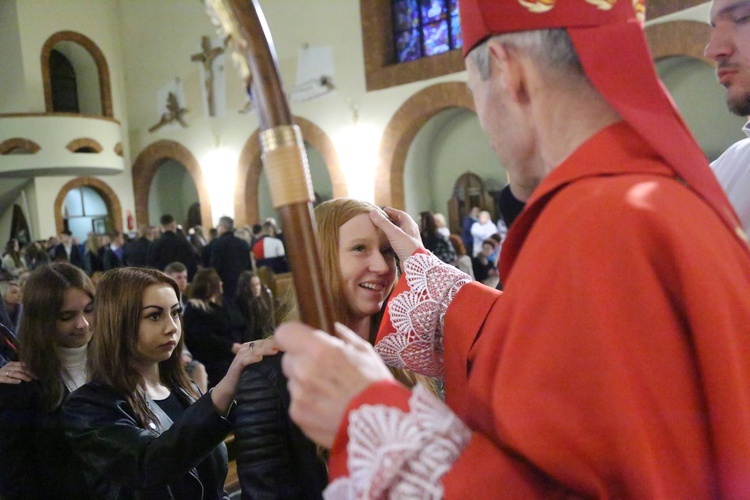Bierzmowanie młodych z parafii kolejowej