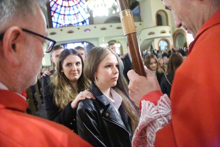 Bierzmowanie młodych z parafii kolejowej