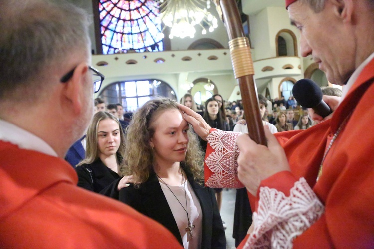 Bierzmowanie młodych z parafii kolejowej
