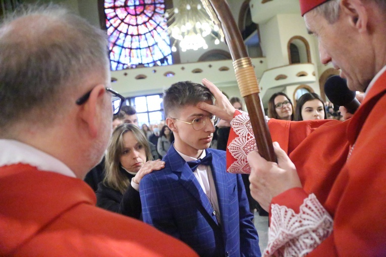 Bierzmowanie młodych z parafii kolejowej