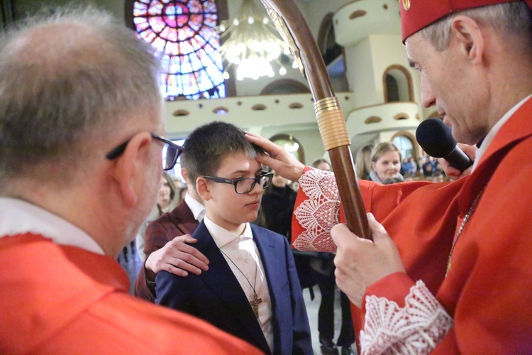 Bierzmowanie młodych z parafii kolejowej
