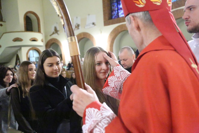 Bierzmowanie młodych z parafii kolejowej