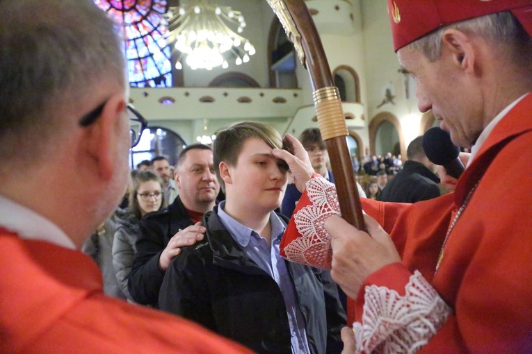 Bierzmowanie młodych z parafii kolejowej