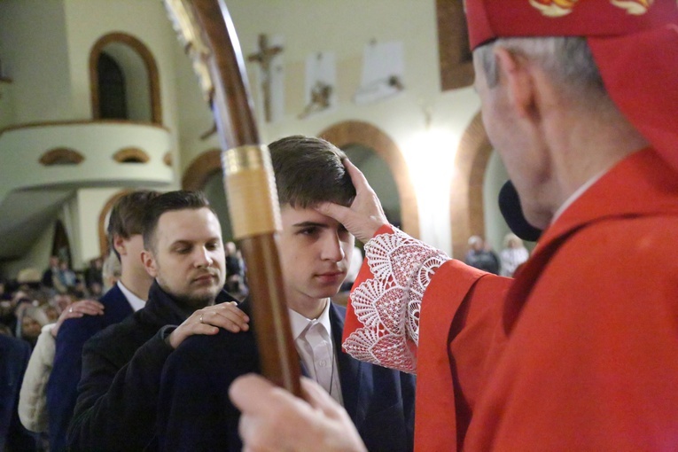 Bierzmowanie młodych z parafii kolejowej