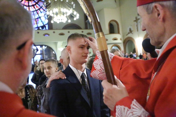 Bierzmowanie młodych z parafii kolejowej