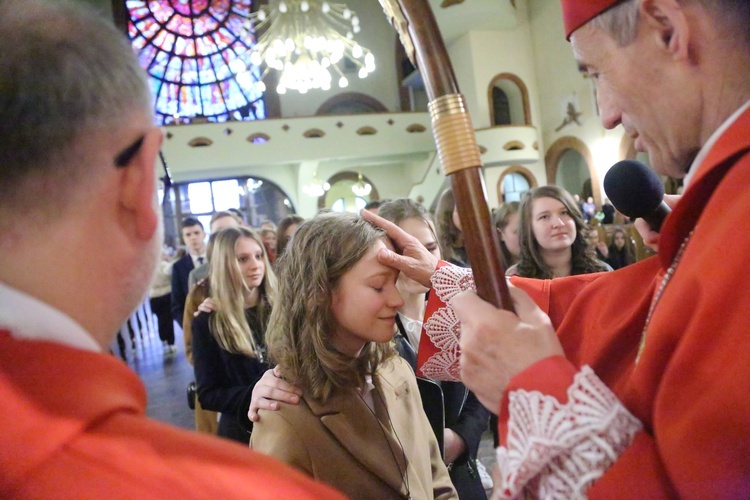 Bierzmowanie młodych z parafii kolejowej