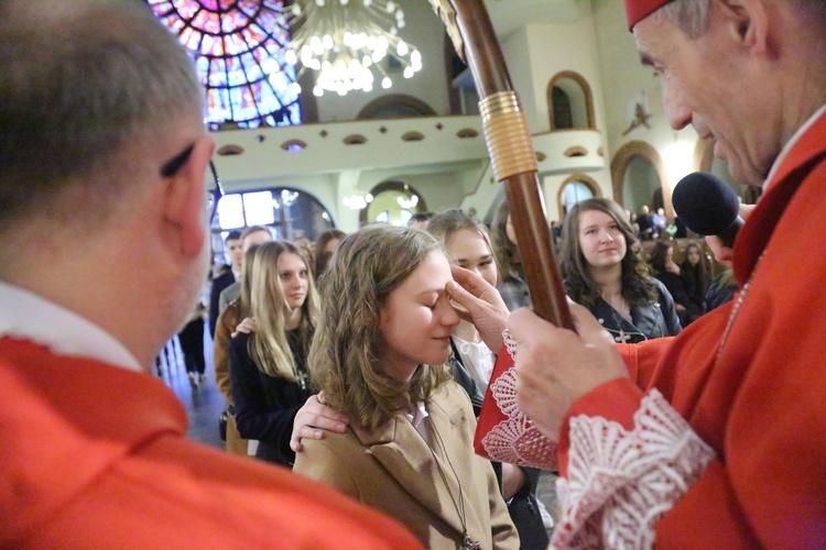 Bierzmowanie młodych z parafii kolejowej