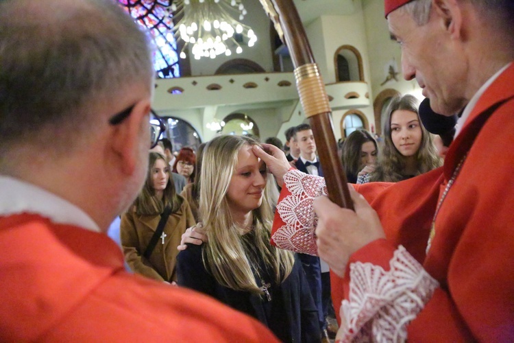 Bierzmowanie młodych z parafii kolejowej