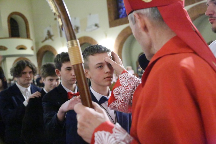 Bierzmowanie młodych z parafii kolejowej