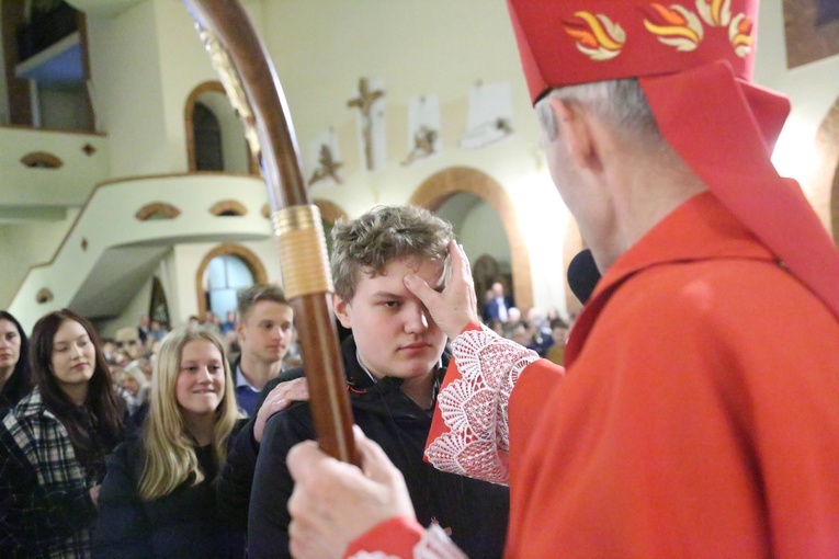 Bierzmowanie młodych z parafii kolejowej