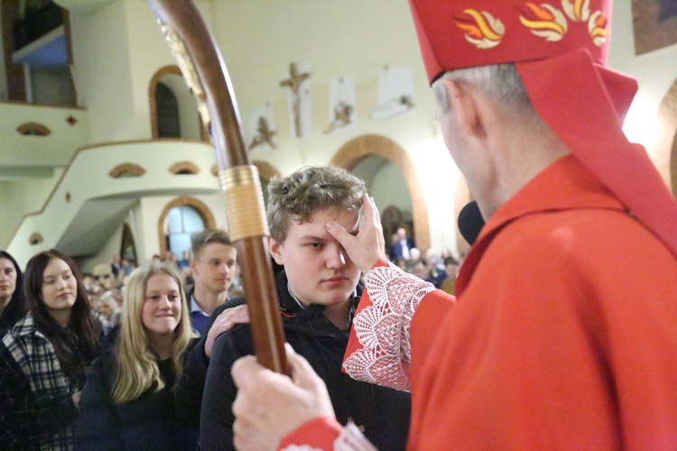 Bierzmowanie młodych z parafii kolejowej