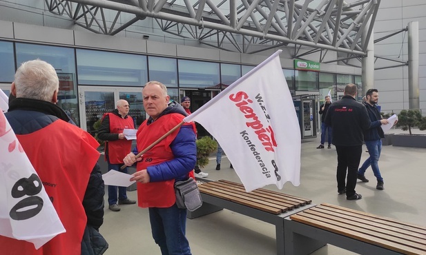 Katowice. Pikieta pod Auchan. Związkowcy z Sierpnia 80: Nie kupuj w tym sklepie