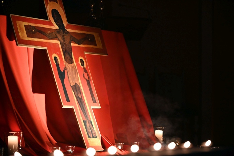 Adoracja krzyża w Dzierżoniowie