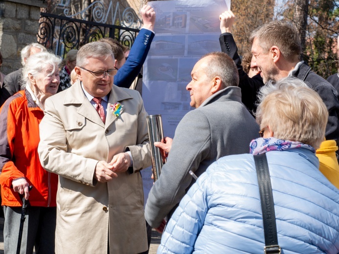 Włożenie kapsuły czasu w wieży kościoła