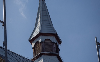 Włożenie kapsuły czasu w wieży kościoła