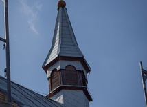 Włożenie kapsuły czasu w wieży kościoła