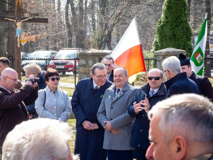 Włożenie kapsuły czasu w wieży kościoła