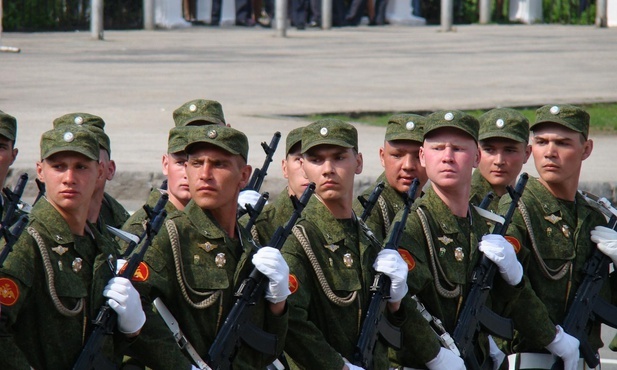 Rosja: Armia powołuje 134,5 tys. poborowych