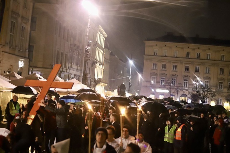 Kraków. Akademicka Droga Krzyżowa na ulicach Starego Miasta