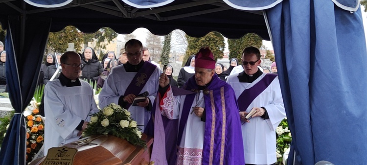 Pogrzeb śp. ks. prał. Tadeusza Lutkowskiego na cmentarzu parafialnym przy ulicy Denkowskiej.