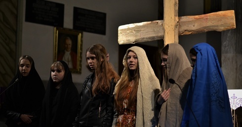 Młodzież z Oławy stworzyła przejmujące misterium pt. "Widziałem Go tylko raz"