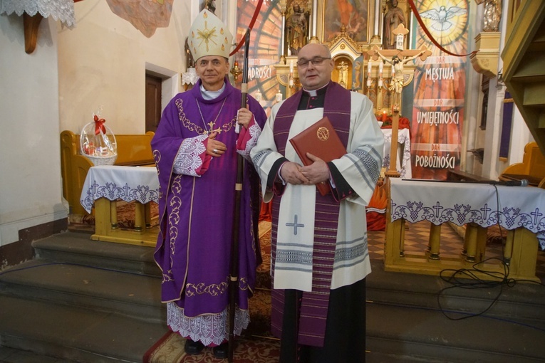 Bp Adam Bałabuch wizytował parafię w Słupicach