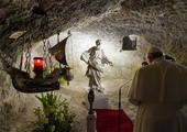 Modlitwa w grocie św. Pawła