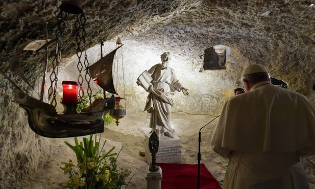 Modlitwa w grocie św. Pawła