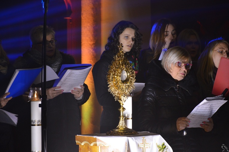 Muzyczna Droga Krzyżowa z rodziną "Sygnału Miłosierdzia"