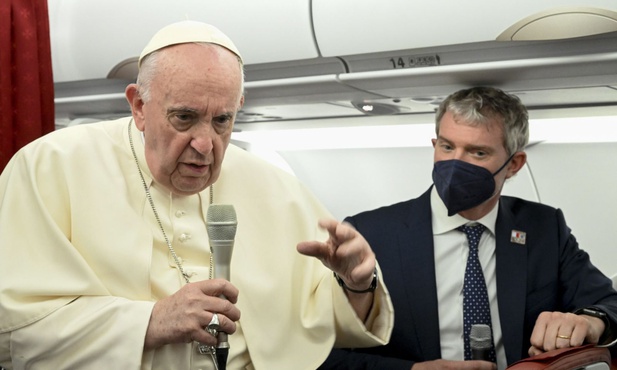 Franciszek na pokładzie samolotu do Rzymu