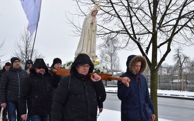 Po adoracji panowie przeszli ulicami parafii odmawiając Różaniec.