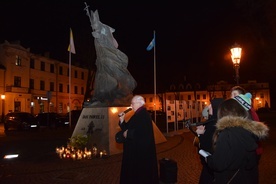 W rocznicę śmierci Jana Pawła II w Łowiczu pamiętano o świętym, który modlił się przed laty na ziemi łowickiej. 