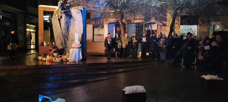 Uczestnicy modlitwy przed figurą św. Jana Pawła II.