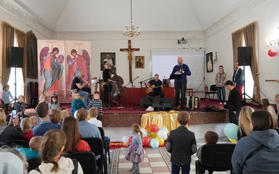 Halellu Jah. Integracja przy niedzielnym obiedzie, muzyce "Chudoby” i "szafie sąsiada"