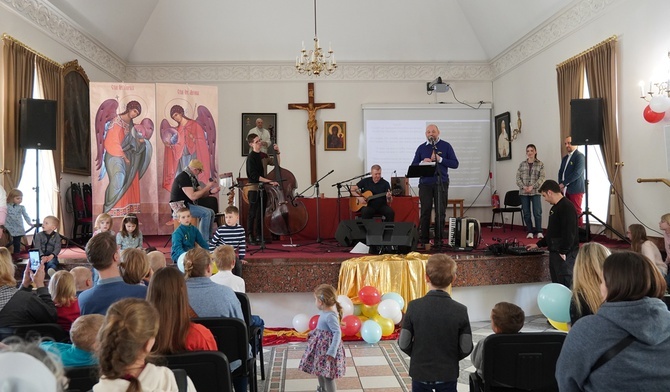 Halellu Jah. Integracja przy niedzielnym obiedzie, muzyce "Chudoby” i "szafie sąsiada"